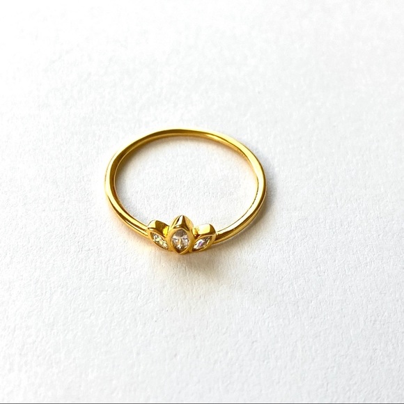 Dainty Leaf Tiara Marquise Crystal Gold Tone Ring - Picture 2 of 3